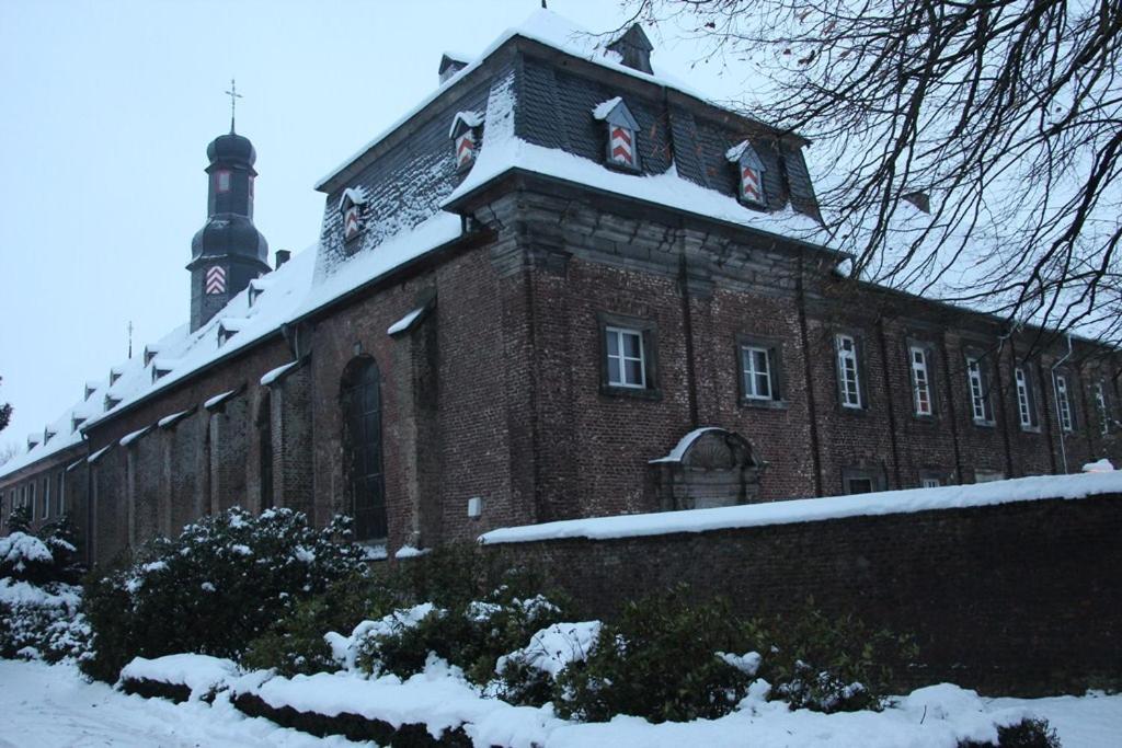Nikolauskloster Jüchen 외부 사진